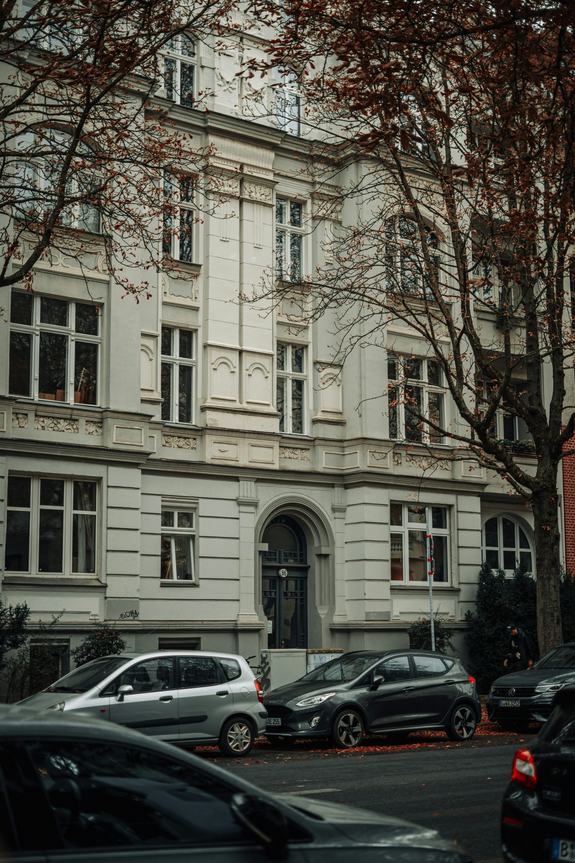 a group of cars parked in front of a building