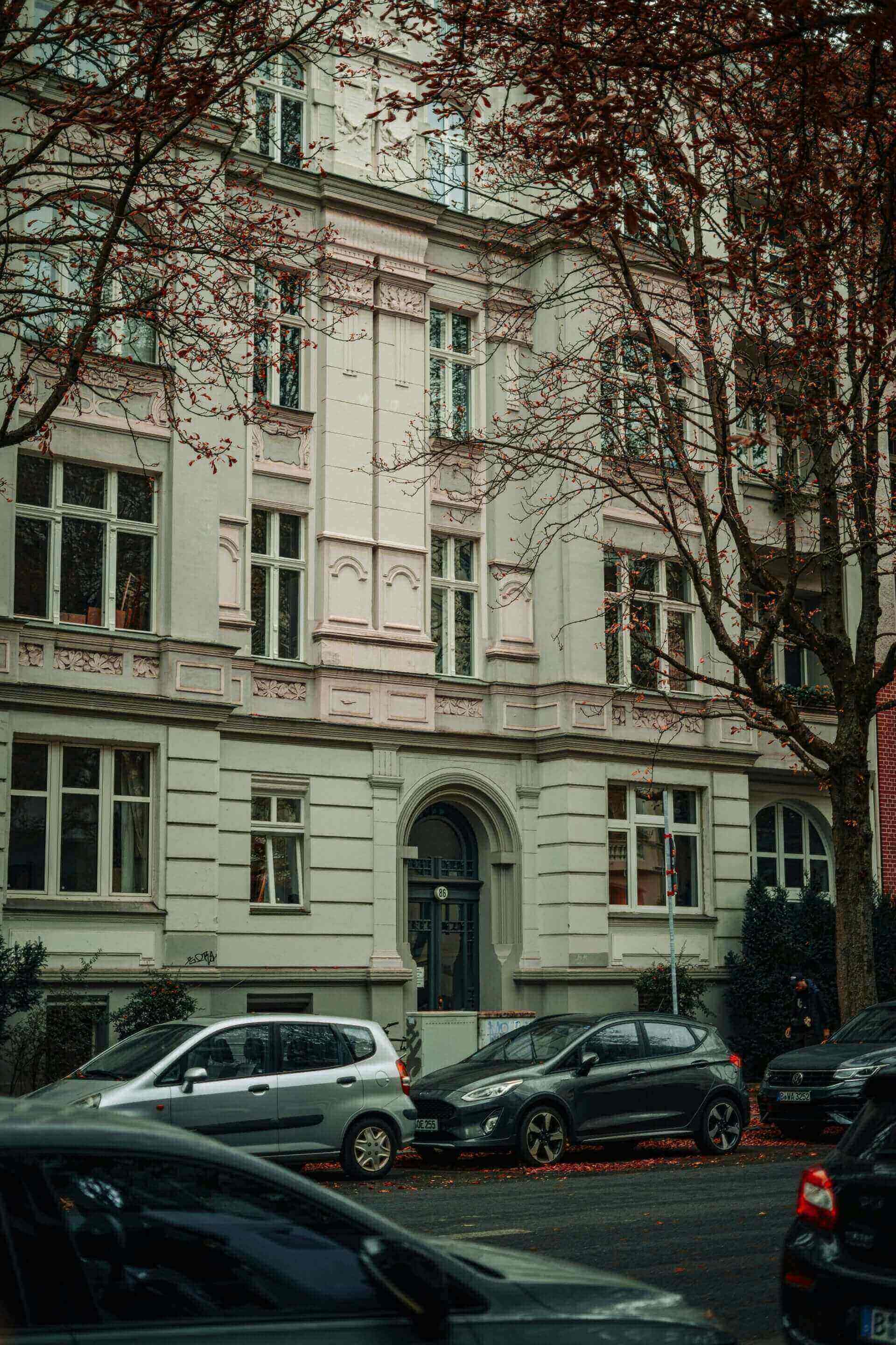 a group of cars parked in front of a building